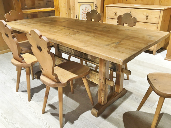 Tavolo in legno di abete massiccio con sgabelli tirolesi